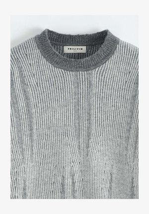 Pull en maille côtelée grise avec un col rond. Présente des rayures verticales et une surface texturée. L'étiquette indique "FRILIVIN, taille M."