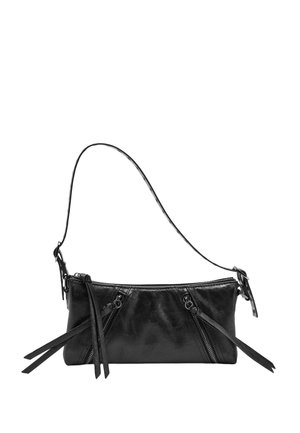 Czarna skórzana torebka na ramię z dwoma ukośnymi kieszeniami na suwak i ozdobnymi chwostami, pojedynczy cienki regulowany pasek.