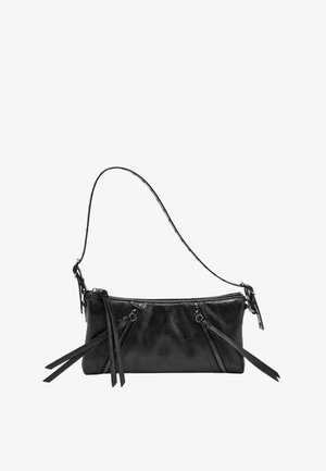 Czarna skórzana torebka na ramię z dwoma ukośnymi kieszeniami na suwak i ozdobnymi chwostami, pojedynczy cienki regulowany pasek.