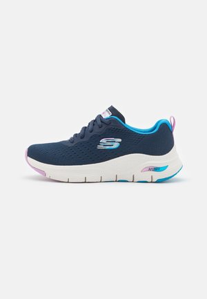 Granatowe sportowe sneakersy sznurowane z białą podeszwą, jasnoniebieską wyściółką, różowymi akcentami i logo Skechers po boku i na języku.