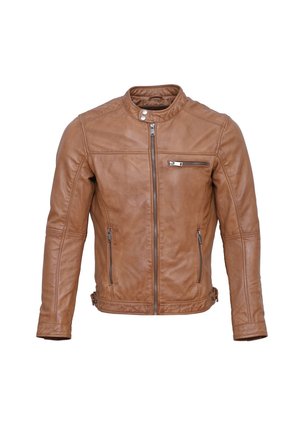 Giacca di pelle marrone con colletto alto, zip frontale, tre tasche con zip, design aderente, materiale texturizzato e dettagli cuciti sulle spalle.