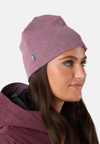 Bordeauxkleurige beanie gemaakt van zachte stof, met een klein blauw en geel vlagaccent. Ontworpen met een stevige pasvorm en een gladde textuur.