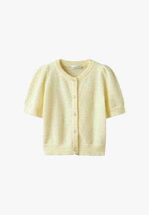 Cardigan à manches courtes de couleur jaune pâle douce avec un col rond et cinq boutons décoratifs en forme de fleurs sur le devant.