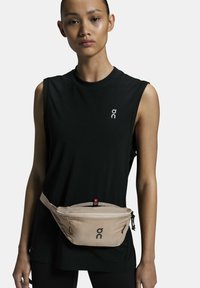 On WAIST PACK 2L LITE   - Ledvinka - sand