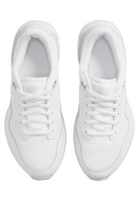 Weiße Sportschuhe mit einem Mesh-Obermaterial, Schnürdesign, strukturierten Elementen und einer gepolsterten Sohle. Mit dezenten Branding-Akzenten.