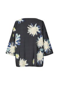Sort bluse med store, lyseblå og hvide blomsterprint. Har en bred, løs pasform og 3/4-lange ærmer. Blød, glat tekstur.