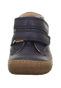 Dunkelblaue Ledersneaker mit doppelten Klettverschlüssen, strukturiertem Obermaterial, runder Zehenpartie und einer strapazierfähigen braunen Gummisohle mit leichtem Profil.
