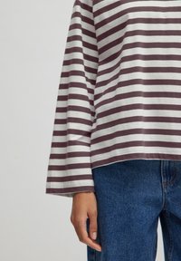 Langarmshirt met bordeauxrode en witte horizontale strepen. Gemaakt van zachte stof met een losse pasvorm, subtiele zoom en casual stijl.