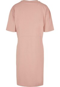 Robe courte à manches courtes de couleur rose clair en coton doux, dotée d'une coupe décontractée et d'un design simple, sans coutures visibles ni fermetures.