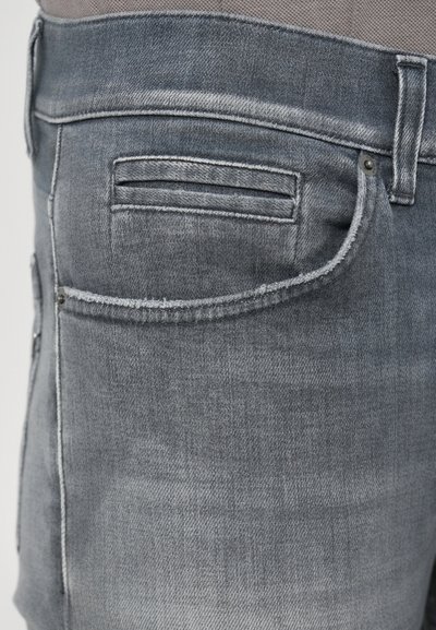 Γκρι σορτς από τζιν με ξεθωριασμένη υφή και σχέδιο με πέντε τσέπες. Διαθέτει μια διακριτική πίσω τσέπη και μεταλλικά καρφιά ως διακοσμητικά στοιχεία.