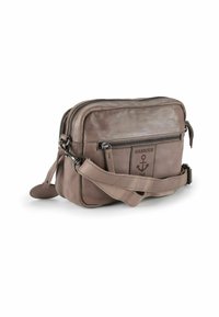 Borsa a tracolla in pelle di un grigio chiaro con due scomparti con zip, una tracolla piatta, logo ad ancora in rilievo e texture liscia.