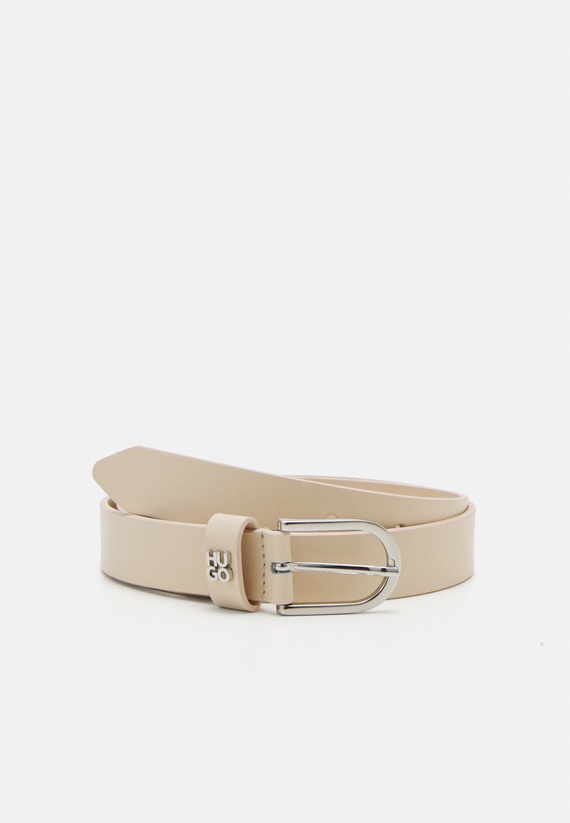 Cintura in finta pelle beige con una lucente fibbia argentata e un accento con logo, caratterizzata da una texture liscia e un design classico.