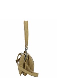 Borsa in pelle color cuoio con forma arrotondata, caratterizzata da cuciture decorative lungo i bordi e una tracolla regolabile. Inclusi dettagli in metallo.
