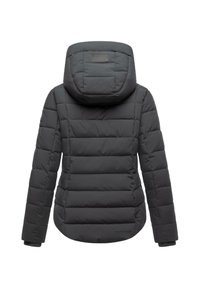 Veste noire rembourrée avec capuche, présentant un matelassage horizontal, des poignets élastiques et une étiquette au dos. Tissu lisse et isolé.