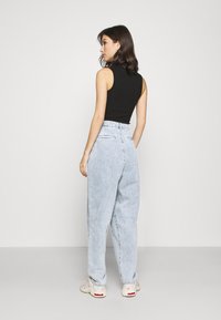 Missguided HIGHWAISTED PLEAT FRONT SLOUCH - Calças de ganga de corte relaxado - light blue
