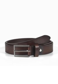 Cinturón de cuero marrón con una textura suave, hebilla rectangular de metal plateado y un detalle de botón a presión, con un extremo redondeado.