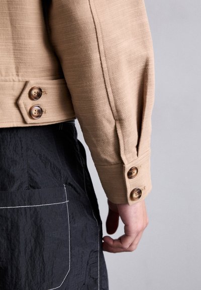 Kidsuper POCKET DETAIL CROPPED COAT - Veste légère - light brown