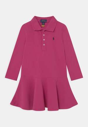 Langarmige magenta polo jurk met kraag, knoopsluiting, uitlopende rok en klein donker logo op de borst.