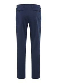Marineblauwe chinos, gemaakt van soepel katoen, met een getailleerde pasvorm, rechte pijpen, twee achterzakken met knoopsluitingen en subtiele stikdetails.