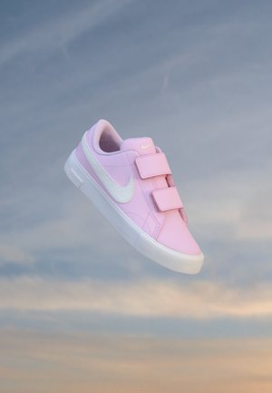 Nike Sportswear, TENNIS ESSENTIAL UNISEX - Маратонки - pink foam/sail