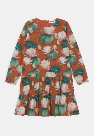 Robe rouge à manches longues, ornée d'un imprimé floral de nénuphars, avec un ourlet à volants et un col rond. Confectionnée dans un tissu léger.