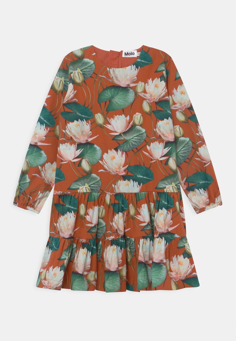 Robe rouge à manches longues, ornée d'un imprimé floral de nénuphars, avec un ourlet à volants et un col rond. Confectionnée dans un tissu léger.