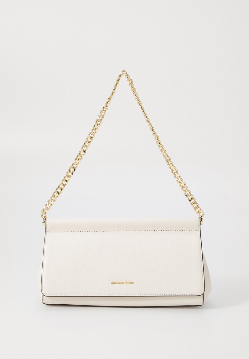 Sac à main rectangulaire crème avec bandoulière chaîne dorée et petit nom de marque doré au centre avant sur fond blanc.