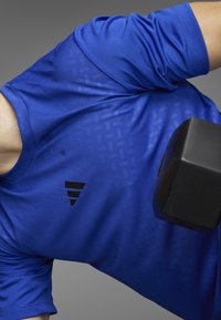 adidas Performance POWER WORKOUT - T-shirt till träning - semi lucid blue black