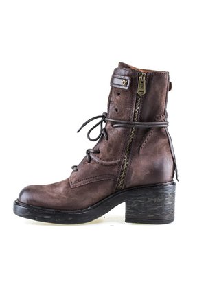 Bottine en cuir marron avec fermeture éclair latérale, lacets à l'avant, bride avec bouton-pression en haut et talon bloc empilé.