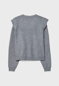 Svetr s dlouhými rukávy v šedé pletenině, s kulatým výstřihem a mírně vycpanými rameny, zobrazený z pohledu zezadu na bílém pozadí.