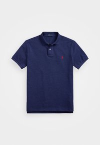 Námořnická modrá polo košile vyrobená z bavlny, s dvoubutonovým zapínáním, krátkými rukávy a malým červeným logem na levé hrudi. Hladká textura.