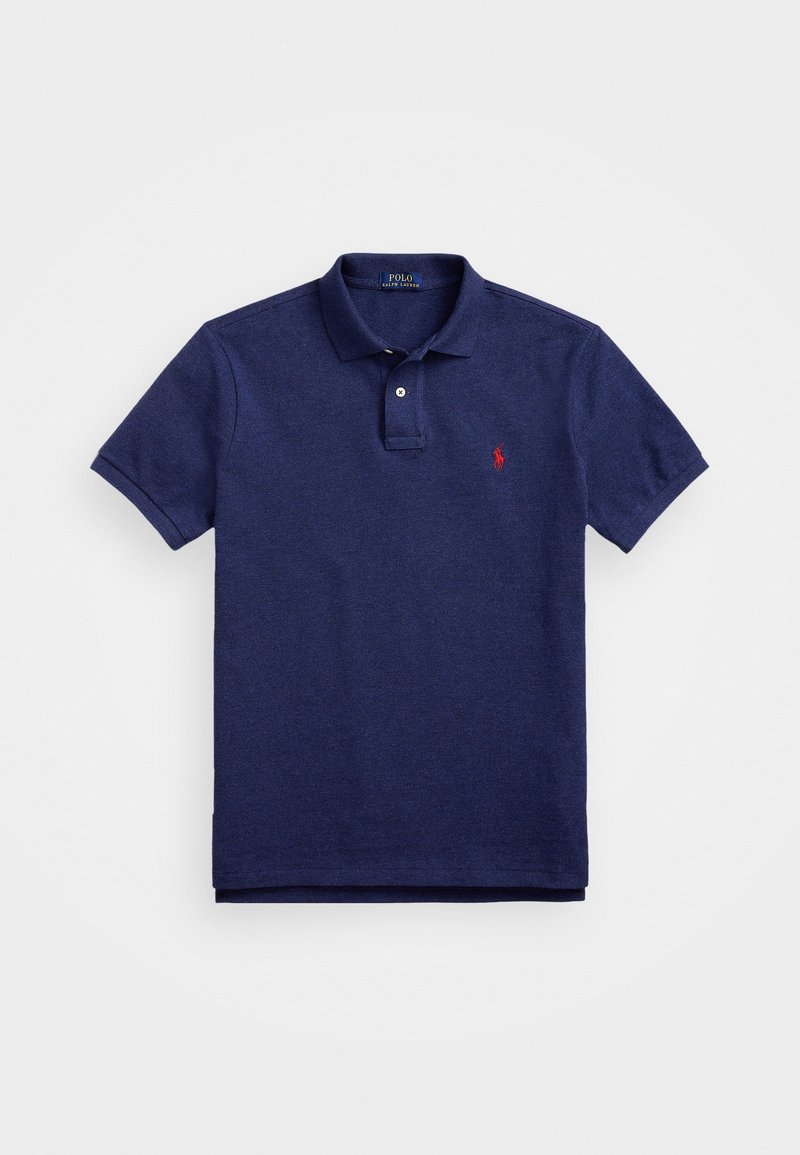 Námořnická modrá polo košile vyrobená z bavlny, s dvoubutonovým zapínáním, krátkými rukávy a malým červeným logem na levé hrudi. Hladká textura.