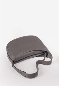 Graue Leder-Schultertasche mit runder Form, glatter Textur und Reißverschluss. Verfügt über einen breiten Tragegurt und dezente Nahtdetails.