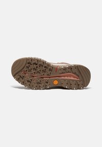Suola di scarpa in gomma con un motivo di battistrada robusto. Presenta una combinazione di colori marrone chiaro e beige, con accenti arancioni e rossi.