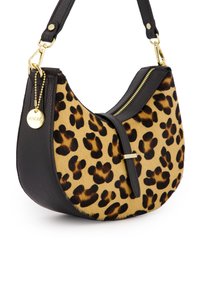 Torba hobo z brązowym futrem w leopardzie plamy i czarnymi, teksturowanymi skórzanymi akcentami. Złote elementy to etykieta z logo oraz detal z zamkiem błyskawicznym.