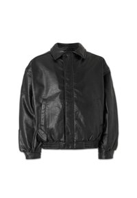 Sort bomberjakke i kunstlæder med elastisk kant og ærmegab, trykknaplukning foran og sidelommer, vist på en hvid baggrund.