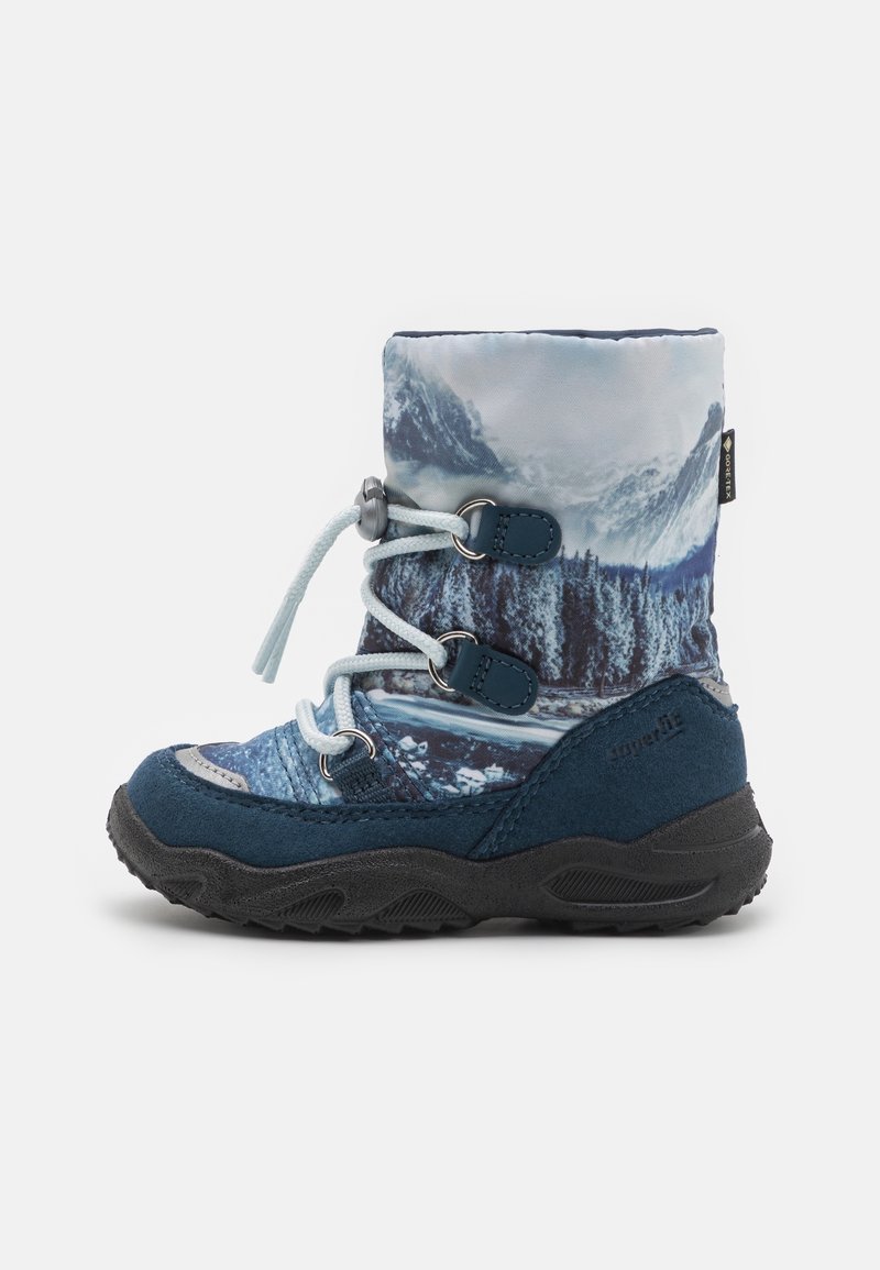 Botte d'hiver pour enfants en bleu marine avec motif de montagne et de forêt, lacets blancs et semelle noire robuste, conçue pour les temps froids.