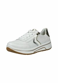 Sneaker bianco perforato con un accento metallico brillante sul tallone, chiusura con lacci e suola in gomma con un motivo testurizzato.
