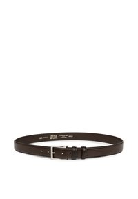Ceinture en cuir marron avec une texture lisse, dotée d'une boucle en métal argenté, ajustable avec plusieurs trous et portant des détails de marque estampés.