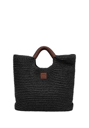 Borsa tote nera intrecciata con manici arrotondati marroni avvolti e una piccola toppa quadrata marrone al centro davanti.
