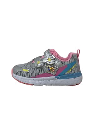 Scarpa sportiva grigia con materiali in mesh e sintetici, accenti rosa, cinghie argentate, dettagli blu e una stella decorativa con gemme multicolori.