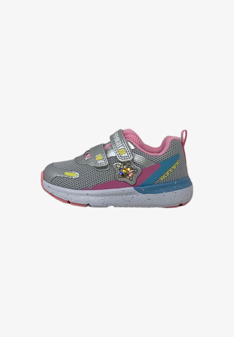 Scarpa sportiva grigia con materiali in mesh e sintetici, accenti rosa, cinghie argentate, dettagli blu e una stella decorativa con gemme multicolori.