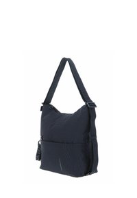 Zwarte nylon schoudertas met een gestructureerde stof, voorzien van een enkele schouderband en een ritsvak. Inclusief een voorvak en logo-detail.