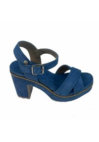Sandalias de tacón alto de ante azul con correas entrelazadas, hebilla ajustable en el tobillo y detalles cosidos a lo largo de la suela. Diseño de tacón ancho.