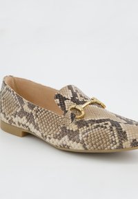 Mokasína s béžovým a tmavě hnědým vzorem hadí kůže a zlatým kovovým detailem ve tvaru kovového uzlu na vrchu, světle hnědá podrážka a nízký podpatek.