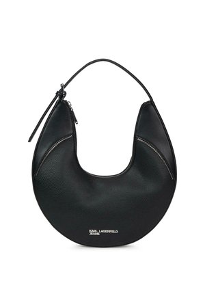 Fekete, félhold alakú bőr kézitáska egyetlen pánttal, ezüst cipzár részletekkel és a "KARL LAGERFELD JEANS" logóval az elülső alsó részen.