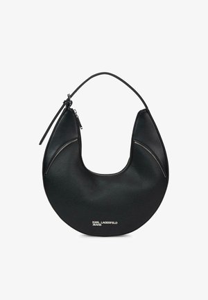 Czarna skórzana torebka w kształcie półksiężyca z pojedynczym paskiem, srebrnymi detalami zamka błyskawicznego i logo "KARL LAGERFELD JEANS" na dolnej przedniej części.