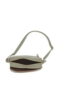 Sac en cuir vert texturé avec deux compartiments zippés et une bandoulière réglable. Accents en métal doré le long des zippers.