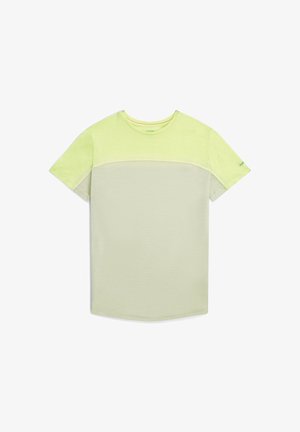 Camiseta de manga corta verde claro con un panel superior texturizado, sección media suave y cuello redondeado con acentos de costura.