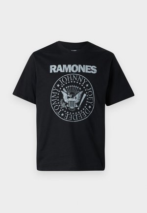 Sort bomulds t-shirt med et grafisk print med "RAMONES" i hvide bogstaver og et cirkulært design med ørne og navne i gråt.